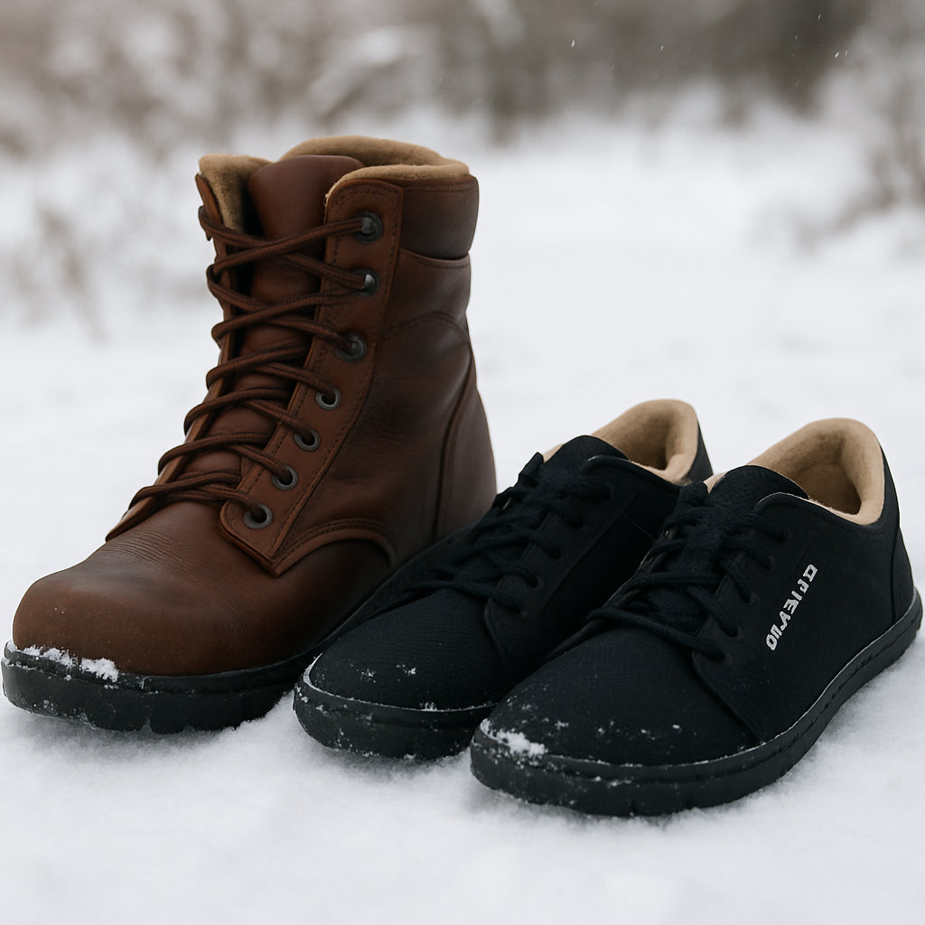 Två par vinterskor sida vid sida i snö – ett par robusta läderkängor och ett par smidiga, breda barefoot-skor. Alt: saltic outdoor winter samelin och barefoot modeller i vintermiljö