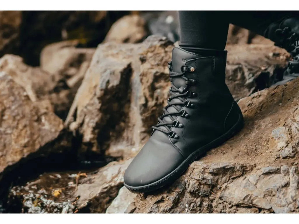 Realfoot Farmer | Svart | Fodrad barfotasko för äventyr året om - TJÅKKO